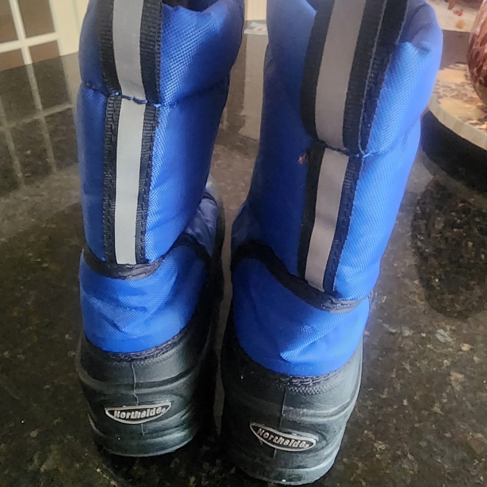 Snow boots
